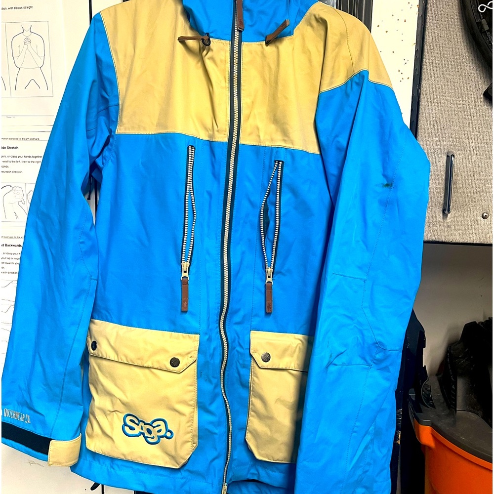 Saga large ski jacket, with tons of pockets, and is in excellent condition.